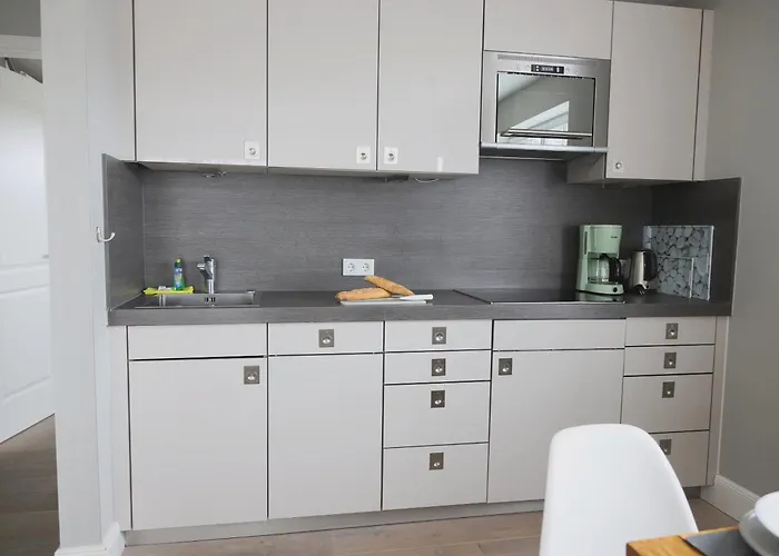 Berthin-bleeg-str. 1, W3 *